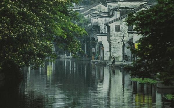 乾隆离世前写的一幅字，通篇东倒西歪，内容却让人“感动不已”